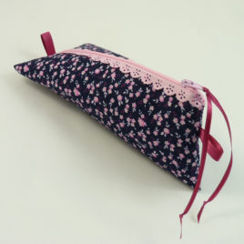 Dreieckstasche Blau mit Blüten und Spitze in Rosa